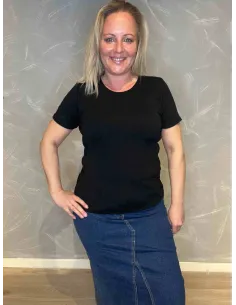 "Sort ribbet t-shirt i basis serien, tætsiddende pasform med korte ærmer, perfekt til den modne kvinde" TIPPY