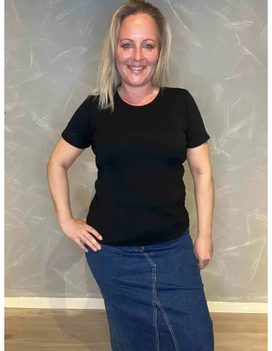 "Sort ribbet t-shirt i basis serien, tætsiddende pasform med korte ærmer, perfekt til den modne kvinde" TIPPY