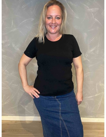 "Sort ribbet t-shirt i basis serien, tætsiddende pasform med korte ærmer, perfekt til den modne kvinde" TIPPY