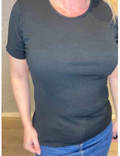 "Sort ribbet t-shirt i basis serien, tætsiddende pasform med korte ærmer, perfekt til den modne kvinde" TIPPY 2