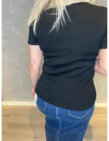 "Bagside af sort ribbet t-shirt, viser tætsiddende pasform" TIPPY