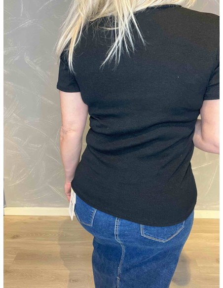 "Bagside af sort ribbet t-shirt, viser tætsiddende pasform" TIPPY