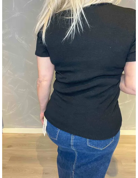 "Bagside af sort ribbet t-shirt, viser tætsiddende pasform" TIPPY