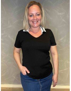 Sort polo bluse i rib med stribet krave i navy/hvid, tætsiddende pasform med korte ærmer, vist på model (163 cm, str. M-L)"