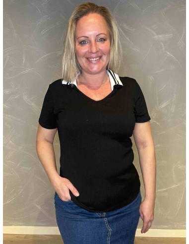 Sort polo bluse i rib med stribet krave i navy/hvid, tætsiddende pasform med korte ærmer, vist på model (163 cm, str. M-L)"