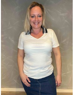 Hvid polo bluse i rib med stribet krave i navy/hvid, tætsiddende pasform med korte ærmer, vist på model (163 cm, str. M-L)"