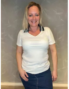 Hvid polo bluse i rib med stribet krave i navy/hvid, tætsiddende pasform med korte ærmer, vist på model (163 cm, str. M-L)"