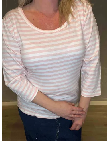 "Nærbillede af stribedetaljer på TIPPY Design bluse i rosa"