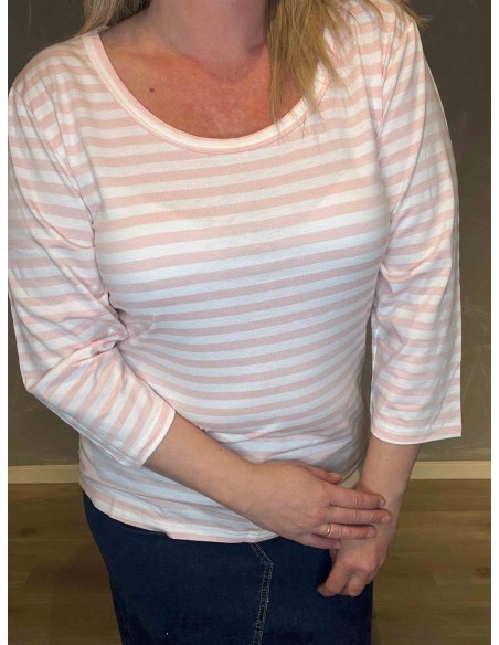 "Nærbillede af stribedetaljer på TIPPY Design bluse i rosa"