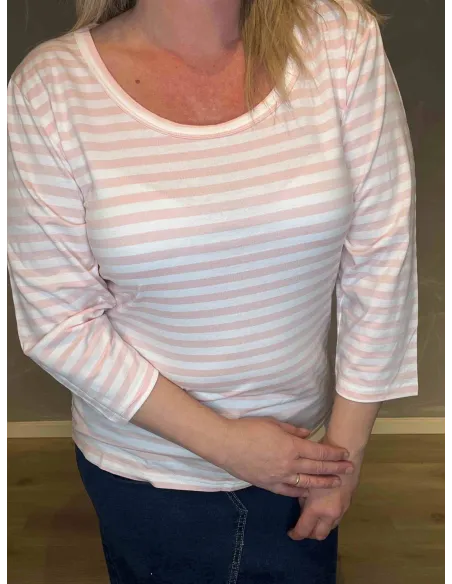 "Nærbillede af stribedetaljer på TIPPY Design bluse i rosa"