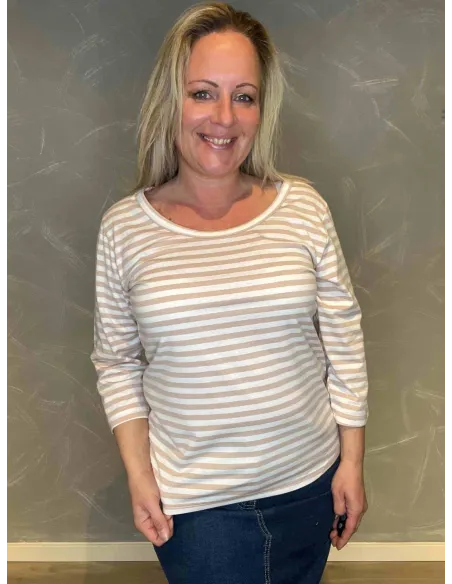 "TIPPY Design stribet bluse i sand/hvid, tætsiddende pasform med 3/4 ærmer, perfekt til den modne kvinde"