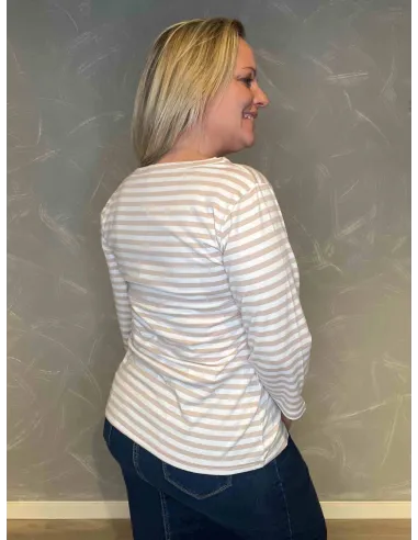 "Bagside af TIPPY Design stribet bluse i sand og hvid, viser tætsiddende pasform"