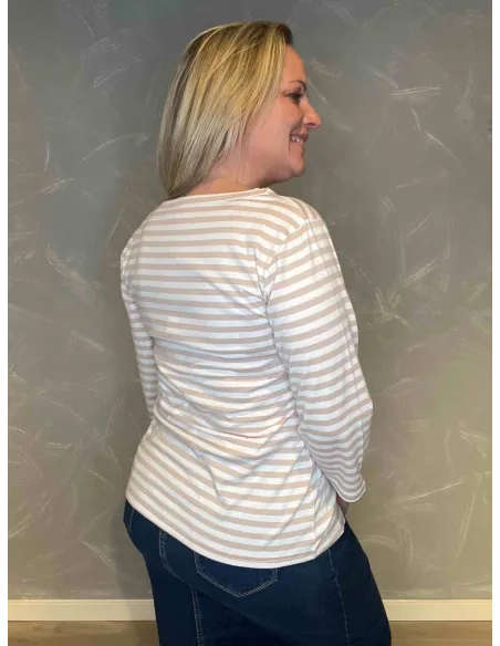 "Bagside af TIPPY Design stribet bluse i sand og hvid, viser tætsiddende pasform"