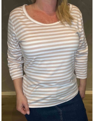 "Nærbillede af stribedetaljer på TIPPY Design bluse i sand"