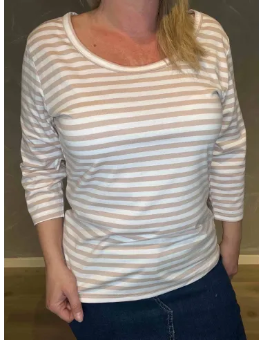 "Nærbillede af stribedetaljer på TIPPY Design bluse i sand"
