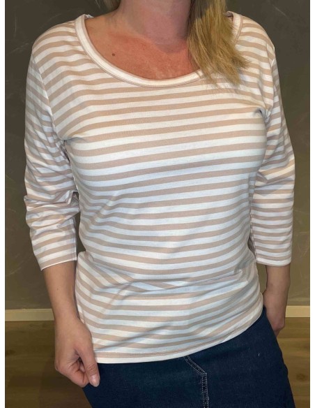 "Nærbillede af stribedetaljer på TIPPY Design bluse i sand"