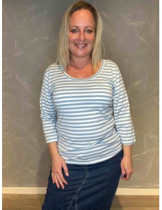 TIPPY Design stribet bluse i lyseblå/hvid, tætsiddende pasform med 3/4 ærmer, perfekt til den modne kvinde"