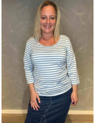 TIPPY Design stribet bluse i lyseblå/hvid, tætsiddende pasform med 3/4 ærmer, perfekt til den modne kvinde"