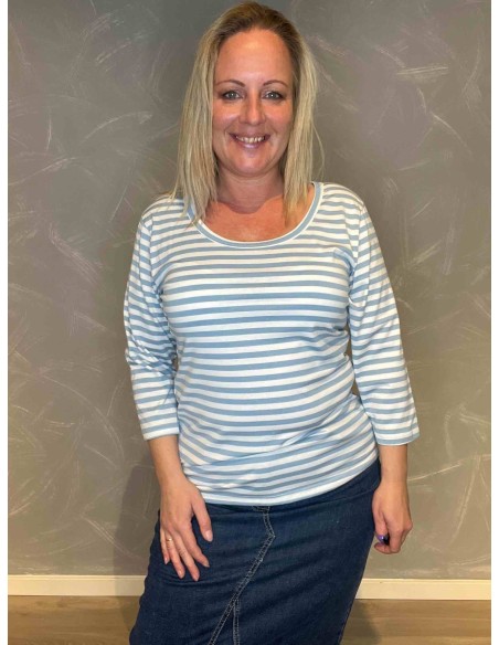 TIPPY Design stribet bluse i lyseblå/hvid, tætsiddende pasform med 3/4 ærmer, perfekt til den modne kvinde"