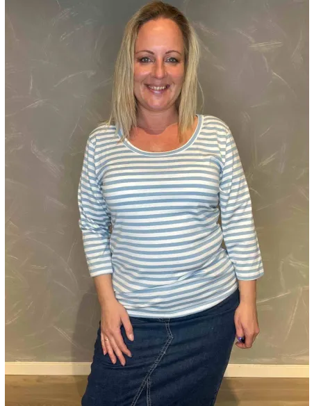 TIPPY Design stribet bluse i lyseblå/hvid, tætsiddende pasform med 3/4 ærmer, perfekt til den modne kvinde"