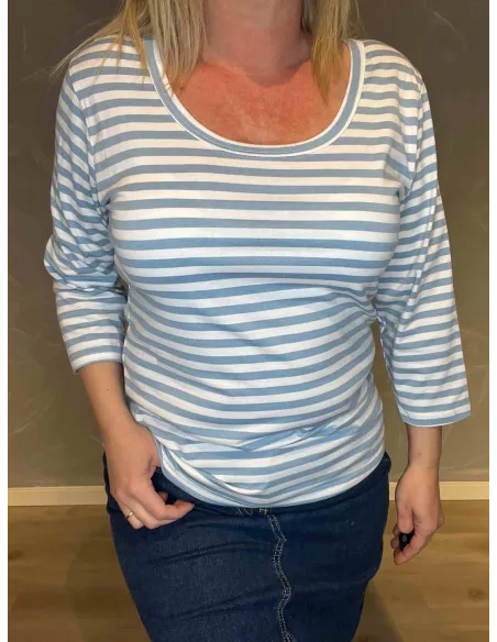 "Nærbillede af stribedetaljer på TIPPY Design bluse i lyseblå"