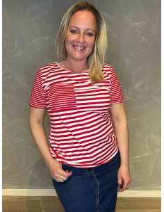 "TIPPY Design stribet t-shirt i rød og hvid, casual pasform med brystlomme, perfekt til den moderne kvinde"
