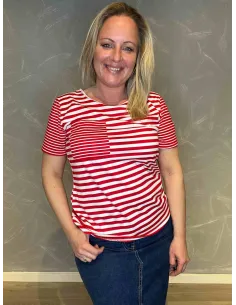 "TIPPY Design stribet t-shirt i rød og hvid, casual pasform med brystlomme, perfekt til den moderne kvinde"