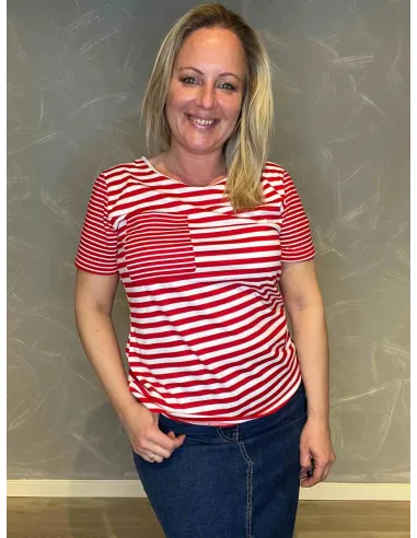 "TIPPY Design stribet t-shirt i rød og hvid, casual pasform med brystlomme, perfekt til den moderne kvinde"