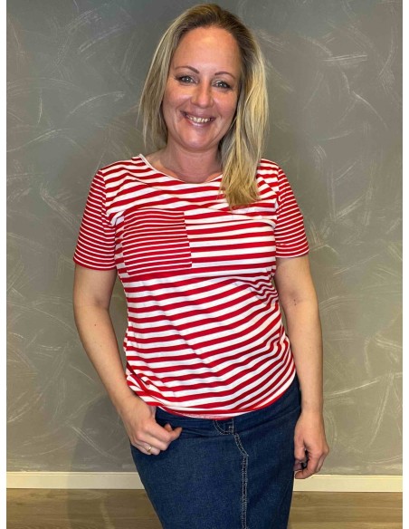 "TIPPY Design stribet t-shirt i rød og hvid, casual pasform med brystlomme, perfekt til den moderne kvinde"