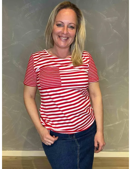 "TIPPY Design stribet t-shirt i rød og hvid, casual pasform med brystlomme, perfekt til den moderne kvinde"