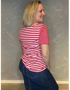 "TIPPY Design stribet t-shirt i rød og hvid, casual pasform med brystlomme, perfekt til den moderne kvinde" 2