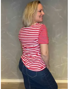 "TIPPY Design stribet t-shirt i rød og hvid, casual pasform med brystlomme, perfekt til den moderne kvinde" 2