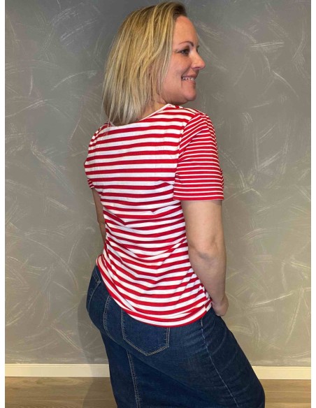 "Bagside af stribet t-shirt, viser komfortabel pasform" TIPPY