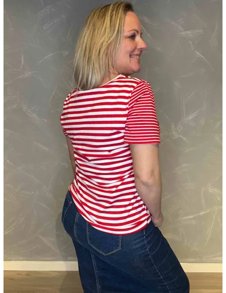 "Bagside af stribet t-shirt, viser komfortabel pasform" TIPPY