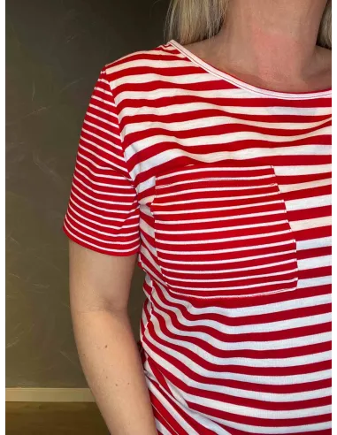 Nærbillede af stribedetaljer og brystlomme på t-shirt" TIPPY