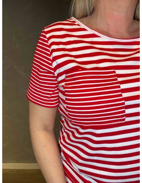 Nærbillede af stribedetaljer og brystlomme på t-shirt" TIPPY