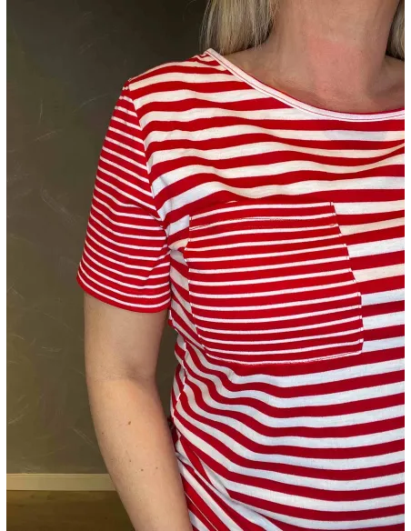 Nærbillede af stribedetaljer og brystlomme på t-shirt" TIPPY