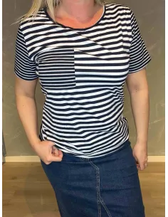 TIPPY Design stribet t-shirt i navy og hvid, casual pasform med brystlomme, perfekt til den moderne kvinde" 2