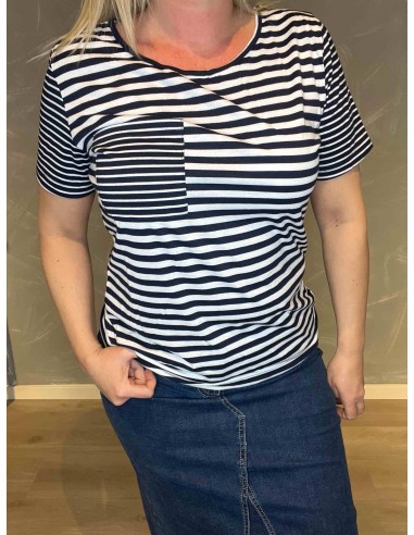 Nærbillede af stribedetaljer og brystlomme på t-shirt" TIPPY