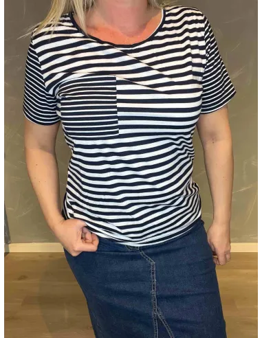 Nærbillede af stribedetaljer og brystlomme på t-shirt" TIPPY