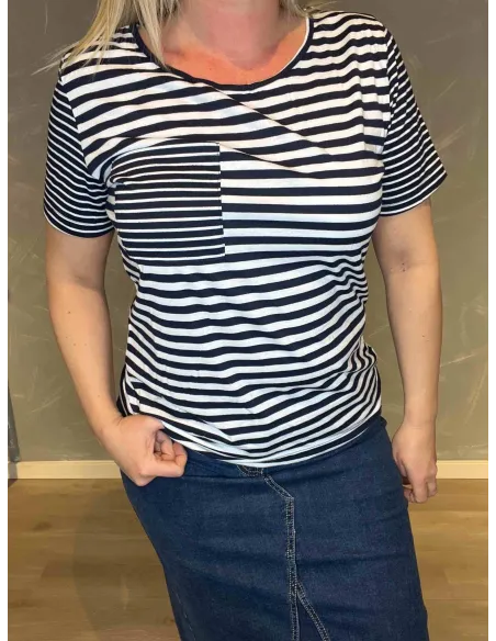 Nærbillede af stribedetaljer og brystlomme på t-shirt" TIPPY