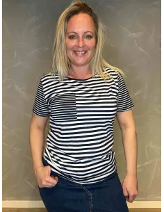 TIPPY Design stribet t-shirt i navy og hvid, casual pasform med brystlomme, perfekt til den moderne kvinde"