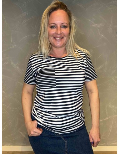 TIPPY Design stribet t-shirt i navy og hvid, casual pasform med brystlomme, perfekt til den moderne kvinde"
