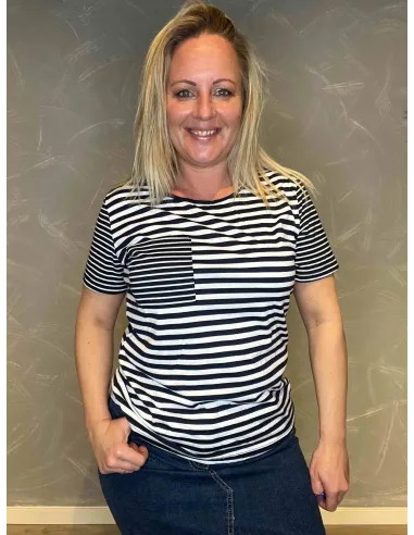 TIPPY Design stribet t-shirt i navy og hvid, casual pasform med brystlomme, perfekt til den moderne kvinde"