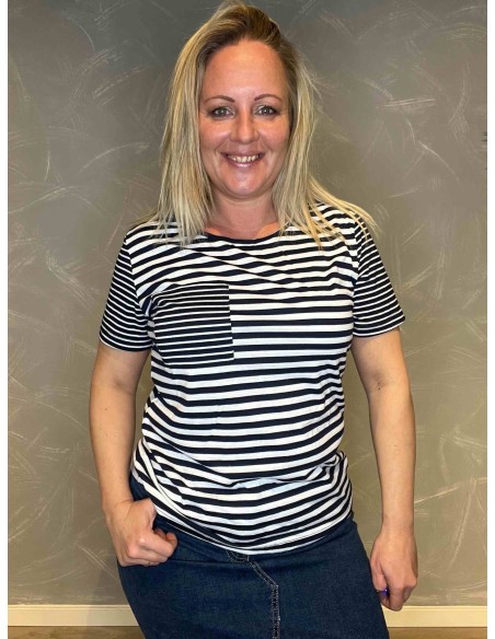 TIPPY Design stribet t-shirt i navy og hvid, casual pasform med brystlomme, perfekt til den moderne kvinde"