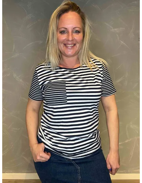 TIPPY Design stribet t-shirt i navy og hvid, casual pasform med brystlomme, perfekt til den moderne kvinde"