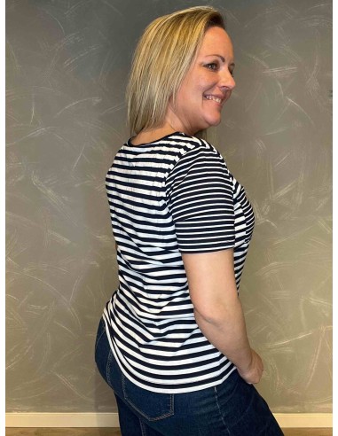Bagside af stribet t-shirt, viser komfortabel pasform" TIPPY