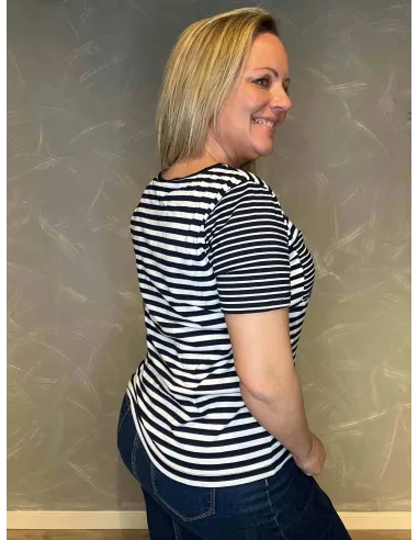 Bagside af stribet t-shirt, viser komfortabel pasform" TIPPY