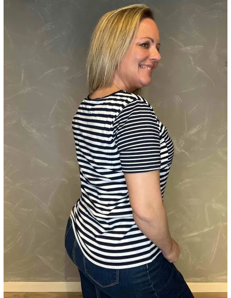 Bagside af stribet t-shirt, viser komfortabel pasform" TIPPY