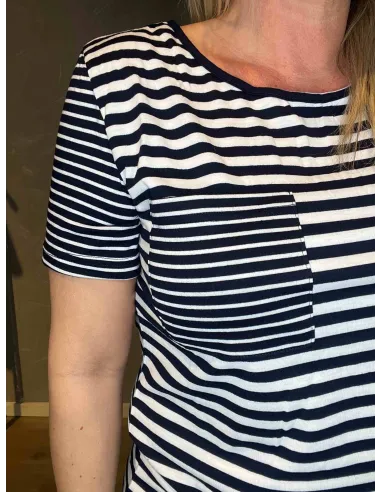 Detaljebillede af halsudskæring på TIPPY Design t-shirt" TIPPY